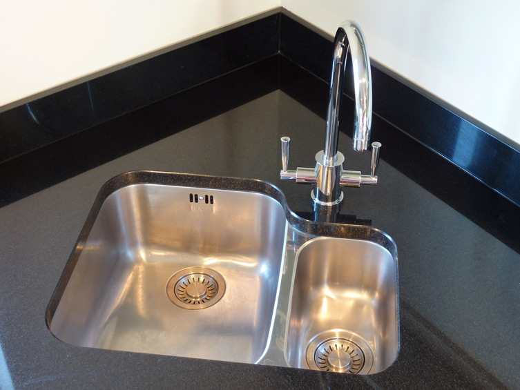 unde-rmounted kitchen sink in nero assoluto granite worktop